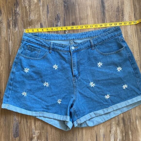 Curve Plus Floral Daisy Embroidered Roll Hem Denim Shorts 3x - Picture 8 of 10